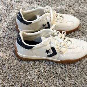 Run Star Trainer Converse Cream Low-Top Sneakers with Black Star and Gum Sole